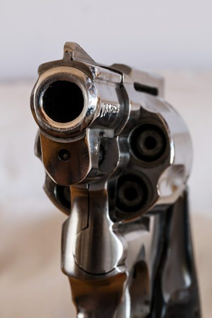 大多數只有一把廉價的手槍就開始犯罪的人都是懦夫。(pixabay)