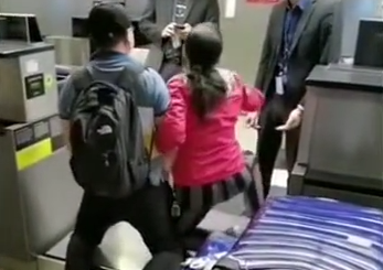 下跪求回国! 华人夫妇在机场嚎啕大哭: 放我们上飞机吧 给你跪下了!