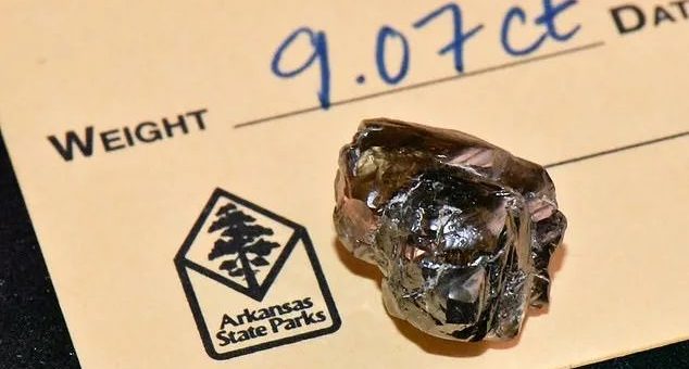 去公园打卡顺手捡了颗9克拉的大钻石…这运气简直了！