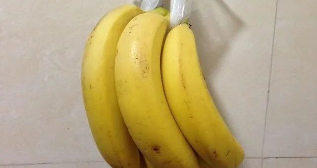 香蕉放在冰箱内皮冻黑了，能吃吗？学会一招，香蕉放一周也不易烂