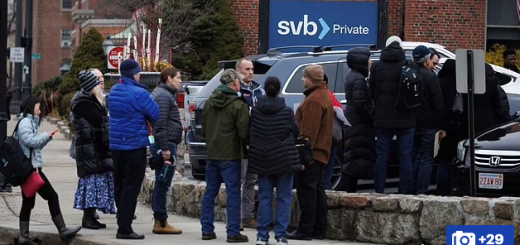 1周3家银行倒闭! 美国人排队取钱! 拜登急了: 政府全买单! HSBC和RBC要出手救市!